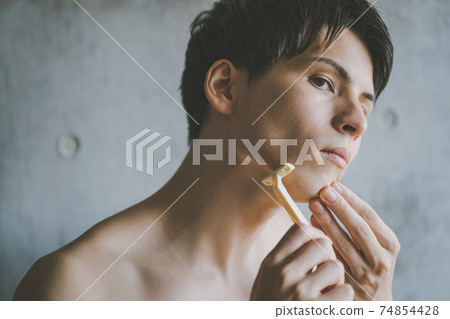 用T形剃須刀剃須 74854428