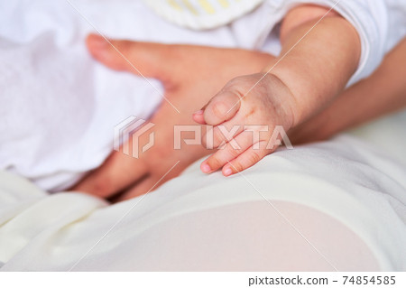 Japanese baby girl on the futon on the tatami mat Japanese baby girl on the futon on the tatami mat 74854585