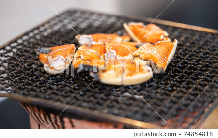 Jona Club (crab claw) charcoal-grilled on a shichirin Jona Club (crab claw) charcoal-grilled on a shichirin 74854818