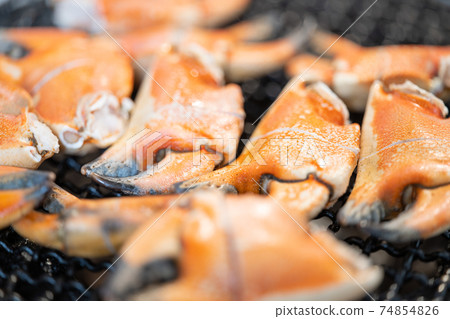 Jona Club (crab claw) charcoal-grilled on a shichirin Jona Club (crab claw) charcoal-grilled on a shichirin 74854826