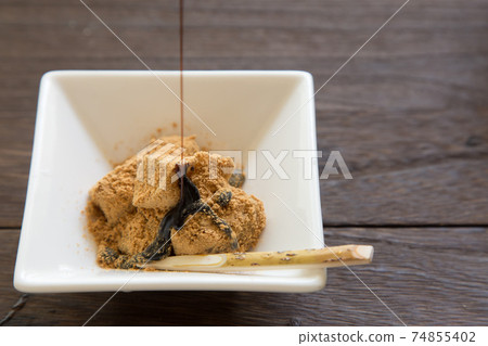 Drop black honey on warabi mochi Drop black honey on warabi mochi 74855402