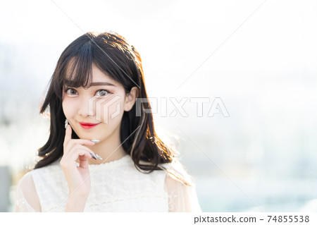 Looking at women Looking at women 74855538