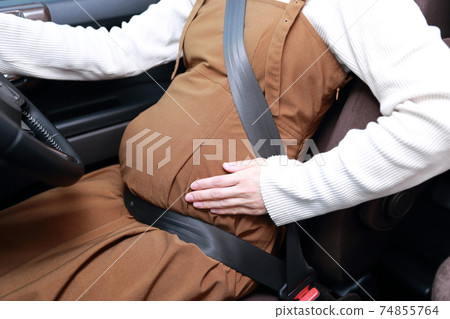 孕婦用安全帶坐在汽車駕駛員座位上駕駛 74855764