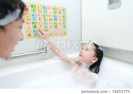 父親和5歲的女兒在洗澡中學習英語 74855775