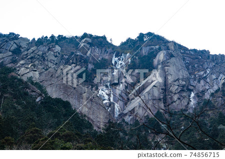 從後山步道看到的五座山登山藤內牆 74856715