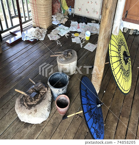 Scenery of Kayan shops along Inle Lake in Myanmar 74858205