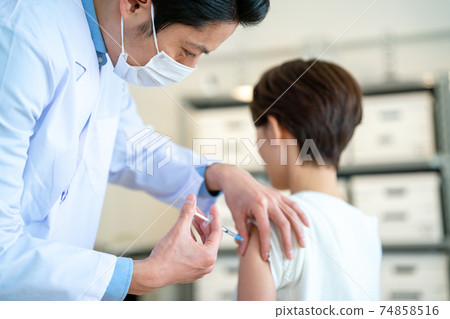 為病人接種疫苗的醫生 為病人接種疫苗的醫生 74858516