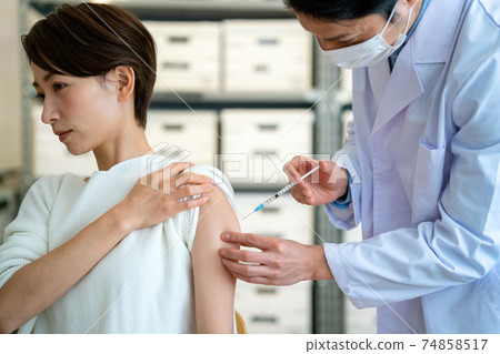 為病人接種疫苗的醫生 為病人接種疫苗的醫生 74858517