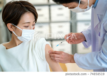 A doctor who vaccinates a patient 74858519