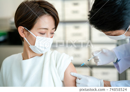 為病人接種疫苗的醫生 為病人接種疫苗的醫生 74858524