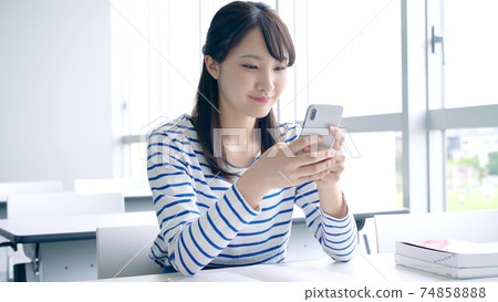 使用智慧型手機的女人 使用智慧型手機的女人 74858888