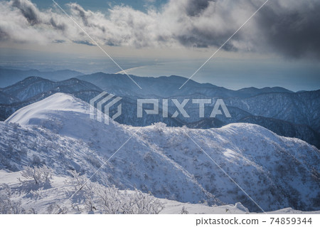 山頂的風景 74859344