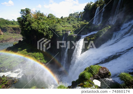 跨越阿根廷和巴西邊界的伊瓜蘇瀑布:阿根廷一側的瀑布和彩虹 跨越阿根廷和巴西邊界的伊瓜蘇瀑布:阿根廷一側的瀑布和彩虹 74860174