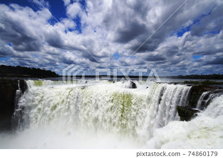 伊瓜蘇瀑布(Iguazu Falls)橫跨阿根廷和巴西之間的邊界,阿根廷一側有強大的魔鬼之喉。 伊瓜蘇瀑布(Iguazu Falls)橫跨阿根廷和巴西之間的邊界,阿根廷一側有強大的魔鬼之喉。 74860179
