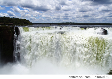伊瓜蘇瀑布(Iguazu Falls)橫跨阿根廷和巴西之間的邊界,阿根廷一側有強大的魔鬼之喉。 伊瓜蘇瀑布(Iguazu Falls)橫跨阿根廷和巴西之間的邊界,阿根廷一側有強大的魔鬼之喉。 74860180