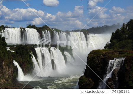 橫跨阿根廷和巴西邊界的伊瓜蘇瀑布（Iguazu Falls），從阿根廷那邊可以看到魔鬼的喉嚨 74860181