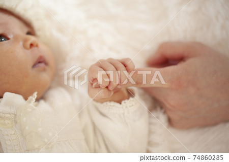 剛出生的嬰兒，抱著媽媽的手指 74860285