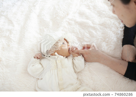 剛出生的嬰兒，抱著媽媽的手指 74860286