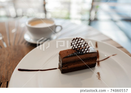巧克力蛋糕和咖啡 74860557