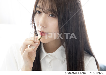 應用口紅的女人 74860922