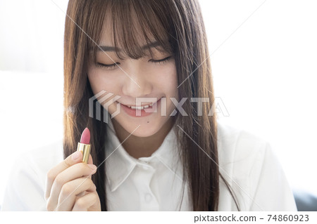 應用口紅的女人 74860923