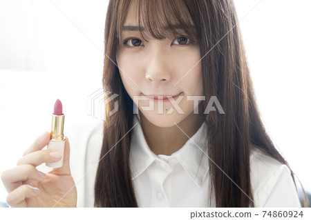 應用口紅的女人 74860924
