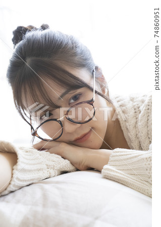 戴著眼鏡的女人的畫像 74860951