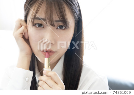 應用口紅的女人 74861009