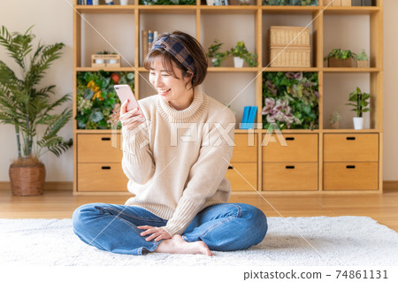 生活方式圖像的年輕女子 生活方式圖像的年輕女子 74861131