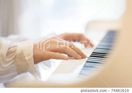 小學女孩在手邊彈鋼琴鋼琴演奏會 74861610