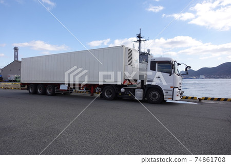 以關門海峽為背景的大型30噸鋁製廂型半拖車 74861708