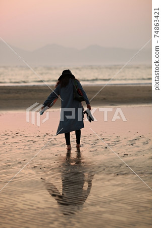 When the sea misses, spring trip, beach 74863421