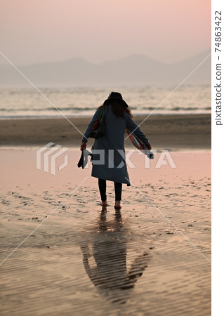 When the sea misses, spring trip, beach 74863422