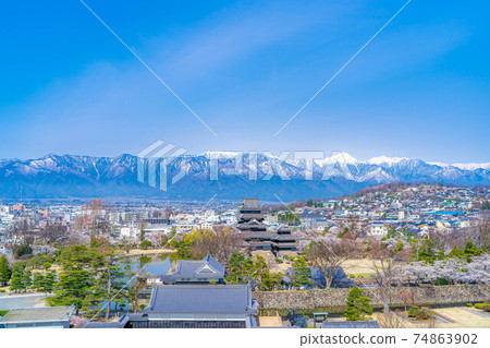 春天的松本城，市區和北阿爾卑斯山[長野縣] 74863902