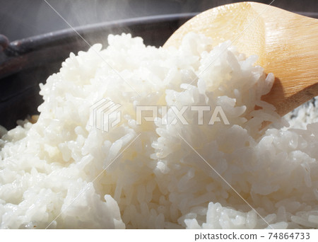 新鮮煮熟的米飯 74864733