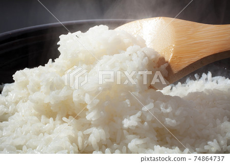 新鮮煮熟的米飯 新鮮煮熟的米飯 74864737