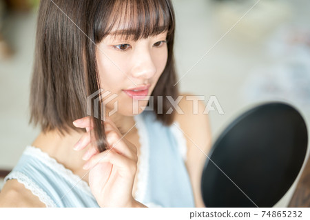 十幾歲的少女在照鏡子 74865232