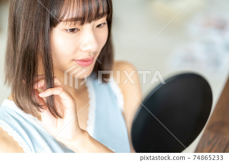 十幾歲的少女在照鏡子 74865233