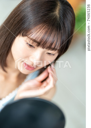 十幾歲的少女在照鏡子 74865236