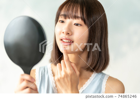 十幾歲的少女在照鏡子 十幾歲的少女在照鏡子 74865246
