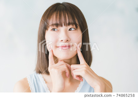 十幾歲的女孩皮膚護理 十幾歲的女孩皮膚護理 74865258