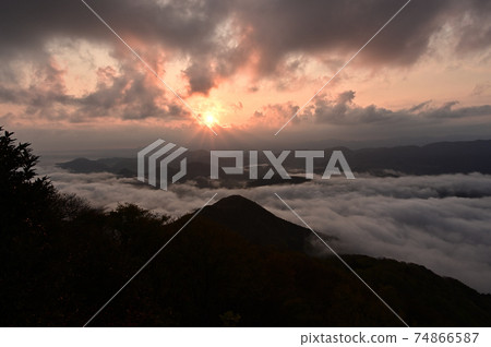 山的雲海。 山的雲海。 74866587
