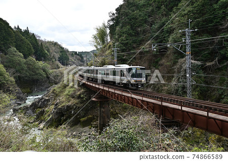 Kawashiro山谷和火車 74866589