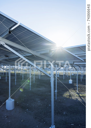 從下面看的太陽能電池板 74866648