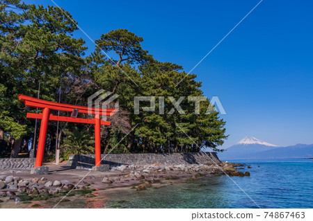 (Shizuoka Prefecture) Nishiizu Heda, Akatorii and Mt. Fuji at Moroguchi Shrine 74867463