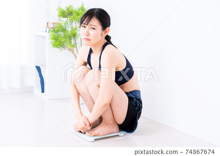 一個年輕的女人,在訓練後變得沮喪 一個年輕的女人,在訓練後變得沮喪 74867674