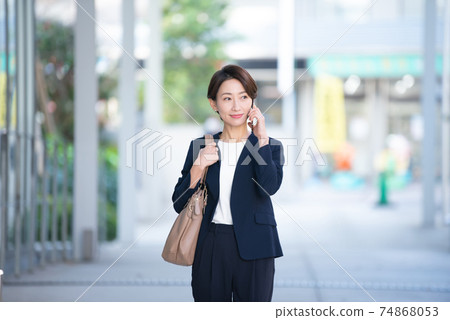 戶外女商人 74868053