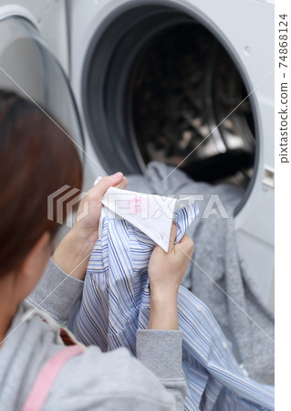 Housewife discovers a kiss mark while washing her husband's shirt 74868124