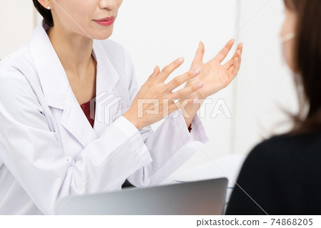 Medical image Face-to-face doctor and patient 74868205