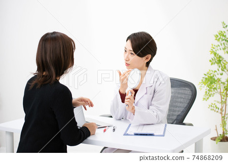 醫學圖像面對面的醫生和患者美容 74868209
